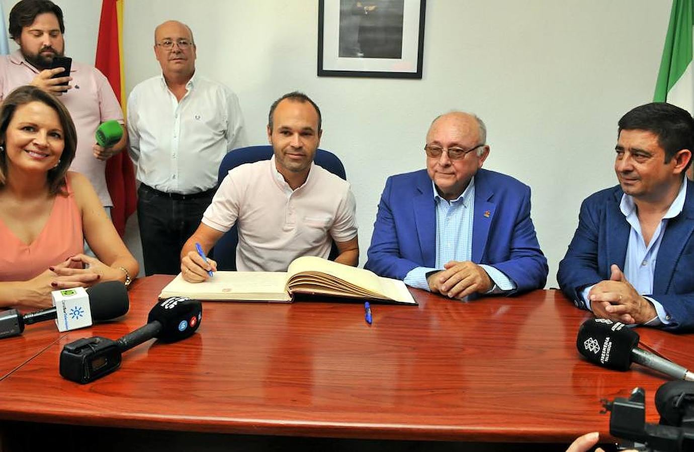 Iniesta, hijo adoptivo de Carboneros y colono de honor de Olavidia