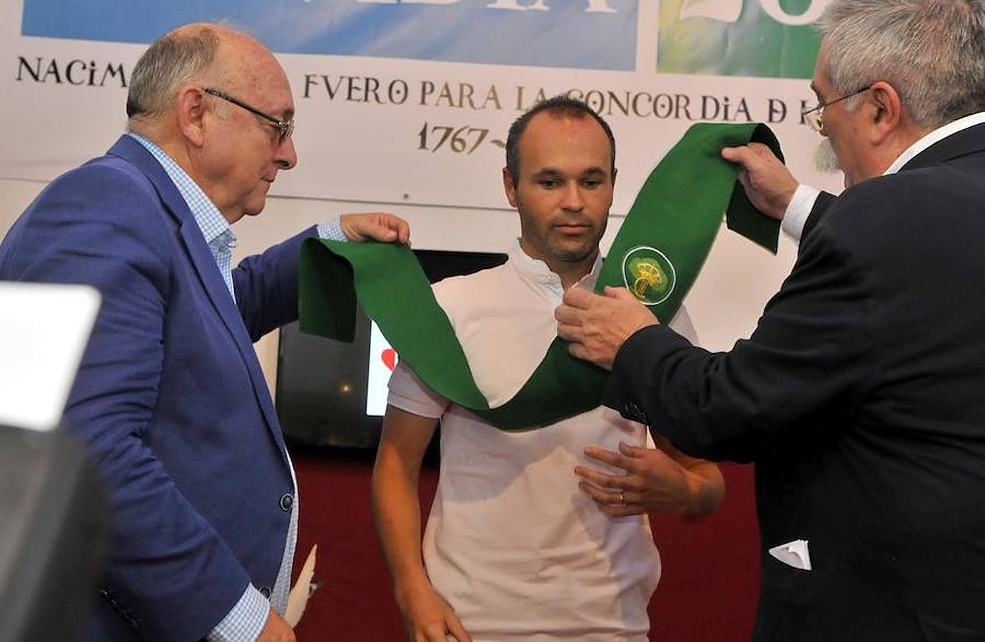 Iniesta, hijo adoptivo de Carboneros y colono de honor de Olavidia