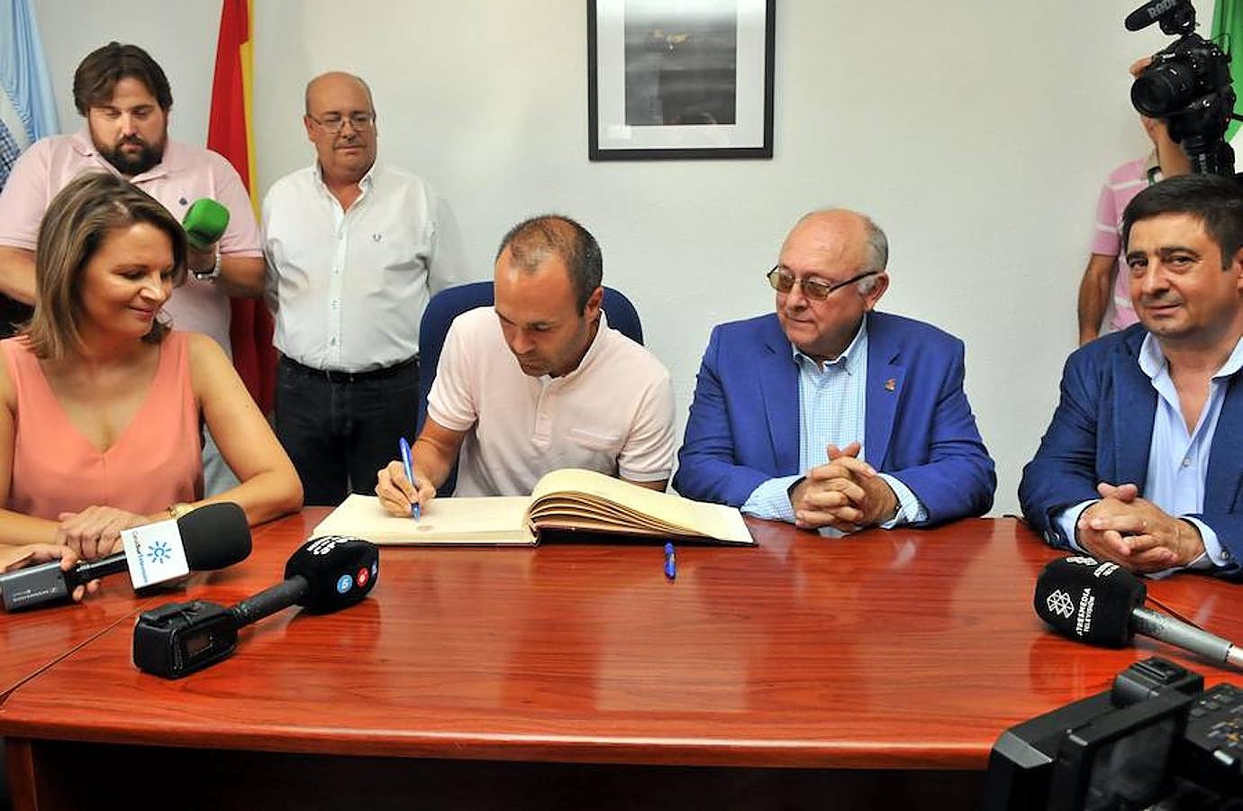 Iniesta, hijo adoptivo de Carboneros y colono de honor de Olavidia