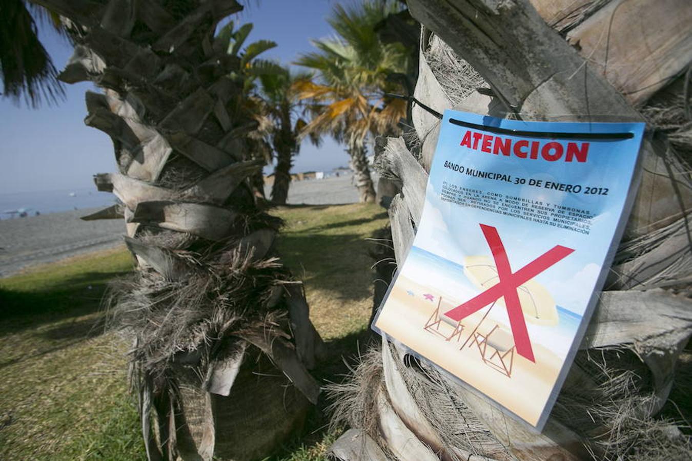 Multas por las sombrillas abandonadas. La concejalía de Medio Ambiente recuerda que está prohibido el abandono de estas pertenencias para evitar que se reproduzca la 'guerra de las sombrillas', un fenómeno que cada verano enfrenta al Consistorio con usuarios 'madrugadores'. En esta ocasión, se están poniendo multas de unos 30 euros a aquellos que se van dejando la sombrilla para reservar su plaza.