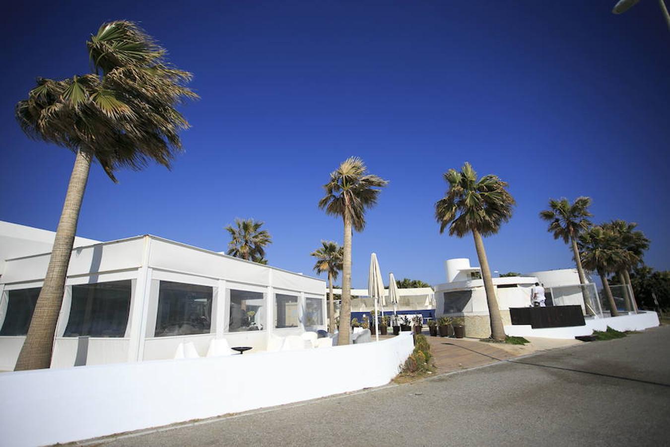 Chiringuitos reformados. A pesar de que las obras hayan traído de cabeza a muchos, llega la temporada alta y los chiringuitos están a punto para recibir a cualquiera que quiera disfrutar de una caña con vistas al mar. Locales remodelados para adaptarse a la comodidad de sus clientes y a todo lo que ofrece la zona.