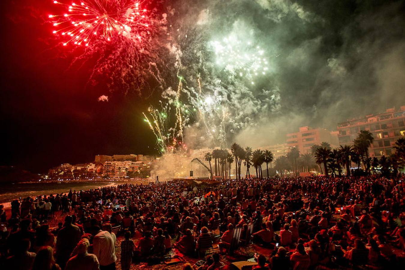 Fiestas de agosto en Almuñécar y Motril. Otro de los sugerentes motivos para visitar la costa en verano con las fiestas que se celebran en localidades como Motril, Almuñecar o Calahonda. Una oportunidad para disfrutar de los pueblos y sus playas de una forma diferente, como puede ser contemplando los fuegos artificiales desde la orilla.