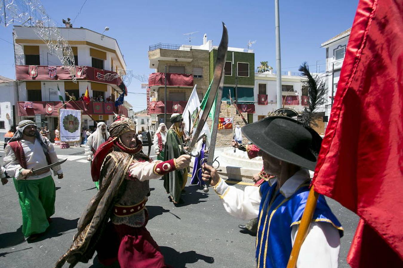 Oferta cultural. Además de playa y chiringuitos, otro de los factores que invitan a visitar la costa granadina reside en la variada oferta cultural que ofrecen los municipios de costa. Entre muchas otras cosas, la fiesta de Moros y Cristianos, sumada a la gran cantidad de conciertos y festivales que se celebran en veano.