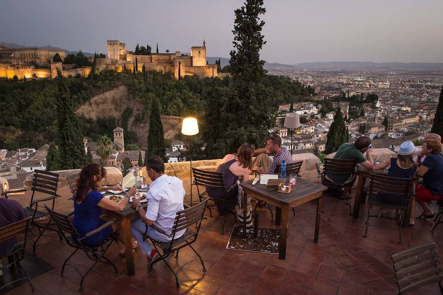 Y a poco más de media hora... ¡Granada!. Una vez terminada la jornada de playa, basta con 35 minutos de coche para visitar la capital, lugar donde poder cenar con vistas a la Alhambra, o pasear por cualquiera de los barios más emblemáticos. Los incontables rincones con encanto de Granada están al alcance de cualquiera que visite sus playas conduciendo poco más de media hora.