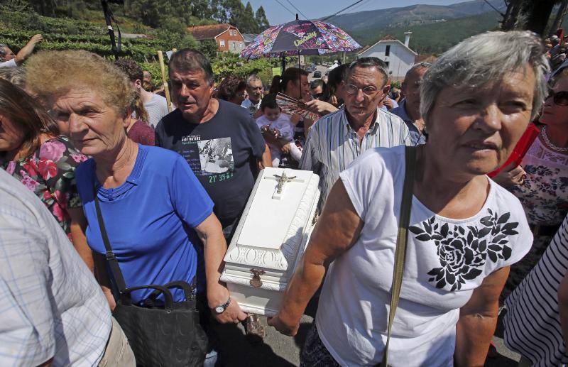 Desfilan en procesión dentro de ataúdes