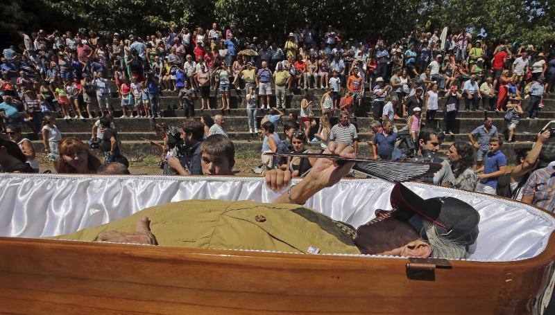 Desfilan en procesión dentro de ataúdes