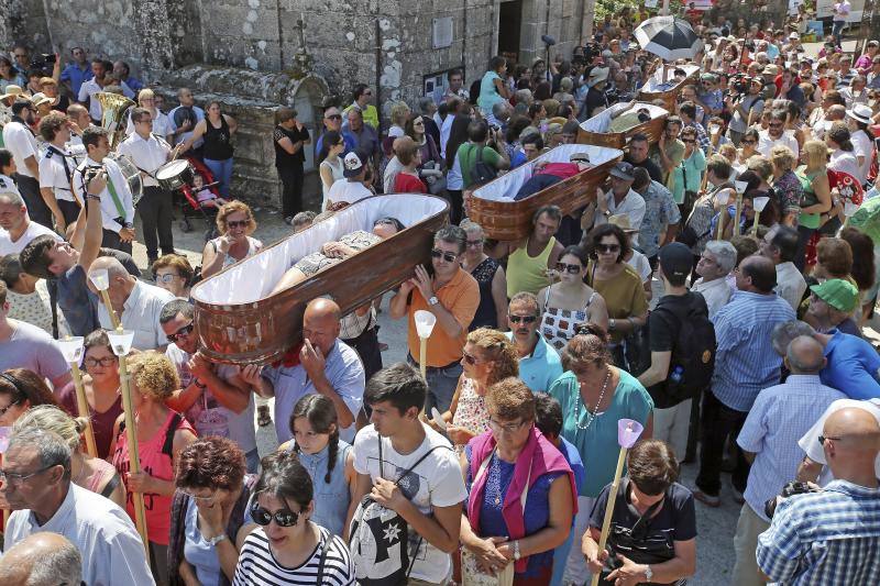 Desfilan en procesión dentro de ataúdes