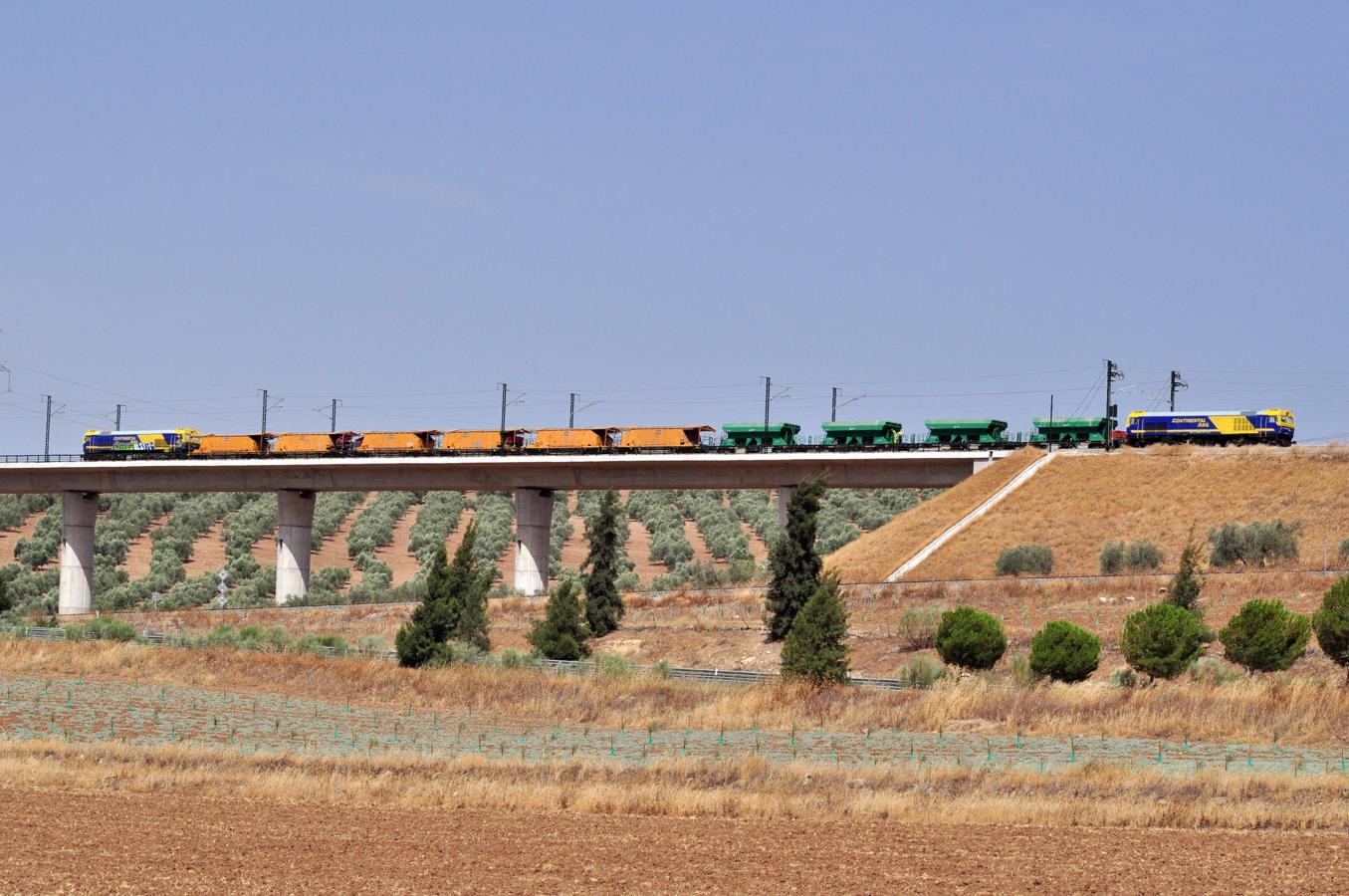Circula el primer tren por el AVE de Granada