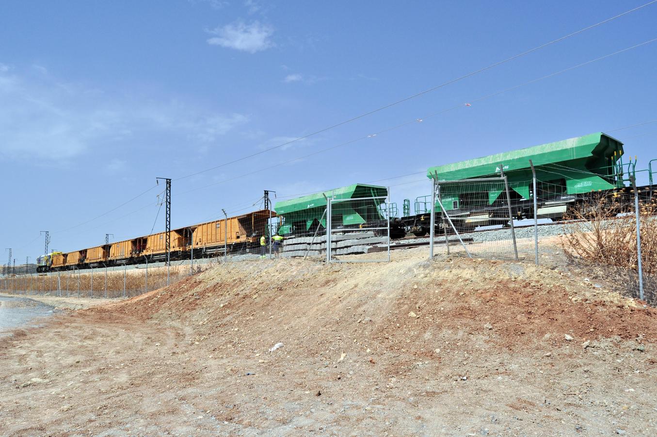 Circula el primer tren por el AVE de Granada