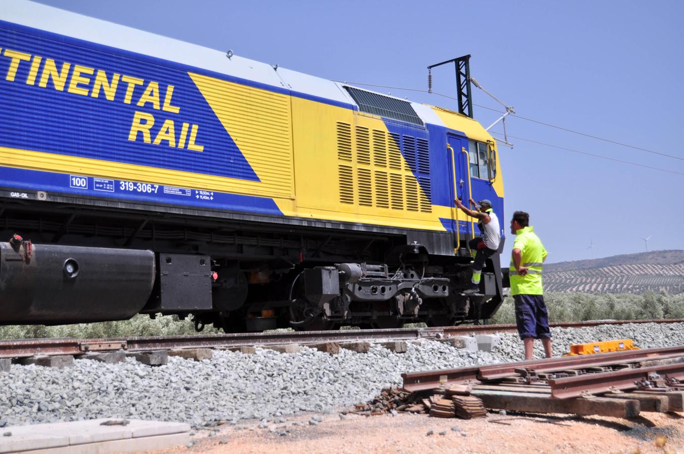 Circula el primer tren por el AVE de Granada