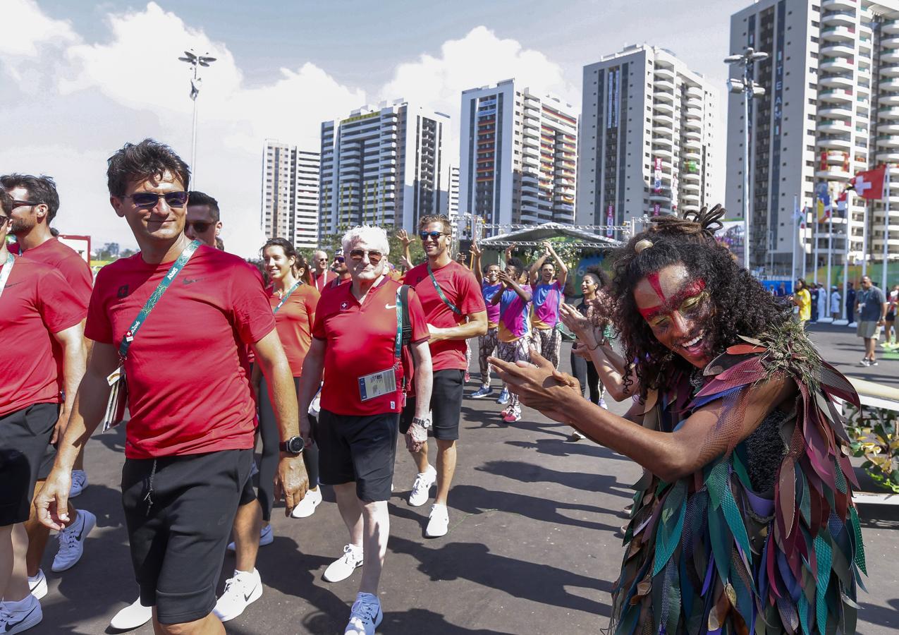 Los miembros de los intérpretes del equipo olímpico suizo que participan en una ceremonia de bienvenida en la Villa Olímpica de Río de Janeiro, Brasil