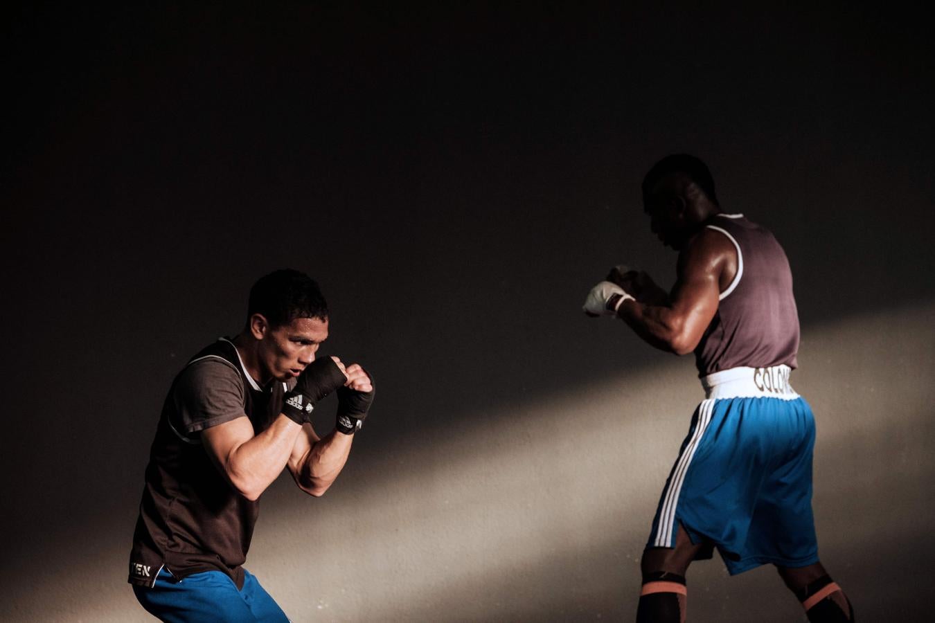 Los boxeadores toman parte en una sesión de trainig conjunta de Brasil y Colombia