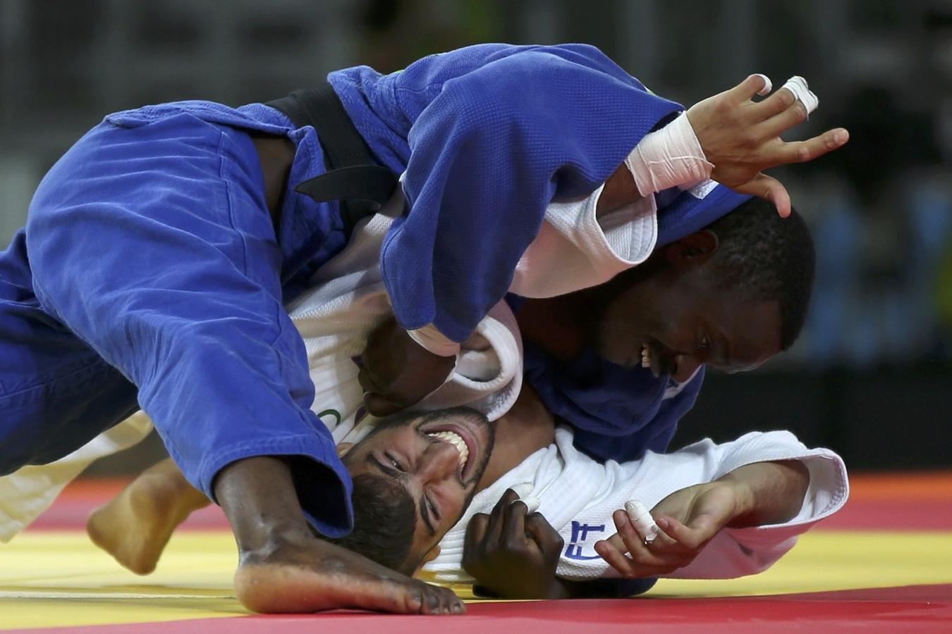 Golan Pollack de Israel y Mathews Punza de Zambia compiten en los preliminares de Judo.