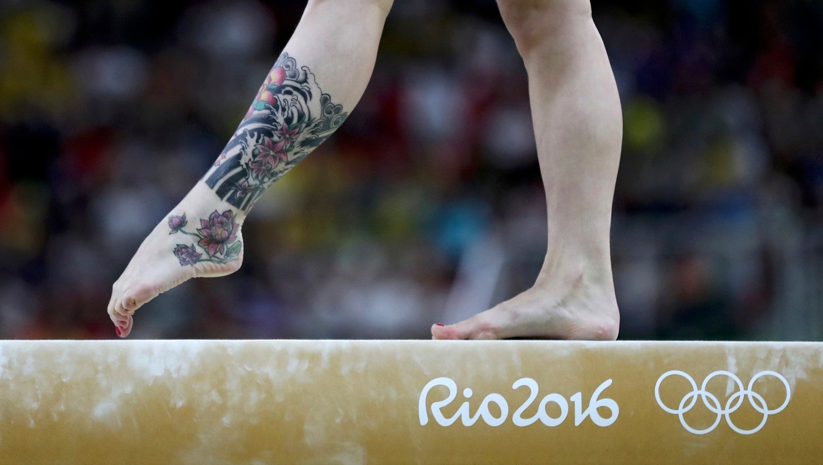 Irina Sazonova de Islandia compite en la barra de equilibrio durante la cualificación de las mujeres.