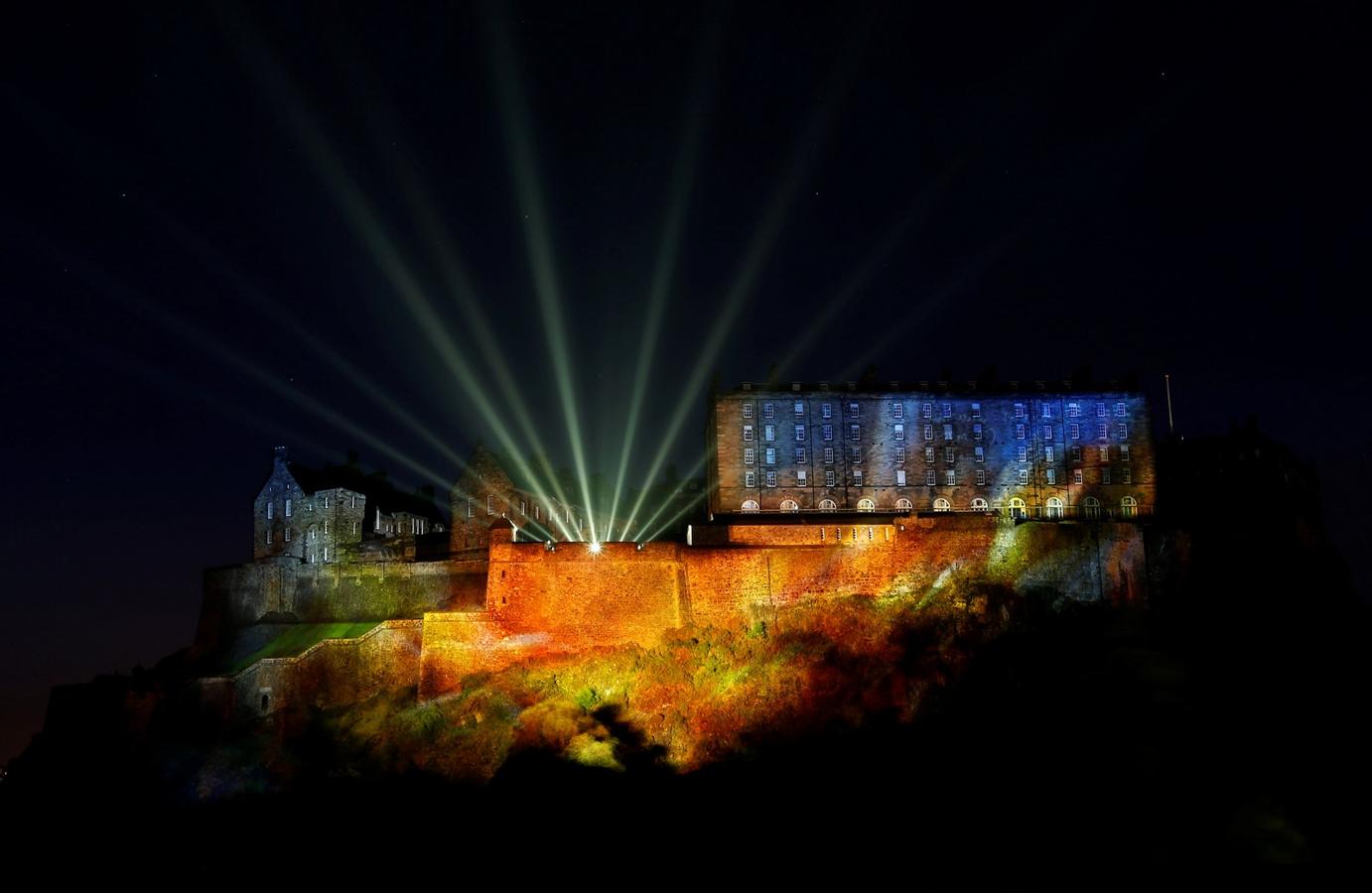 Un espectáculo de luz digital llamado "tiempo profundo" es proyectado en el castillo de Edimburgo para marcar el inicio del Festival Fringe de Edimburgo.
