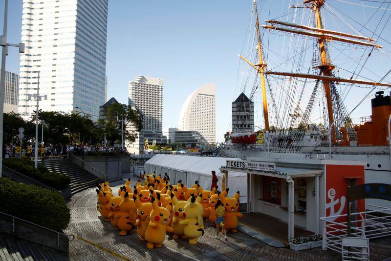 Aluvión de Pikachus gigantes desfilando por las calles de Japón