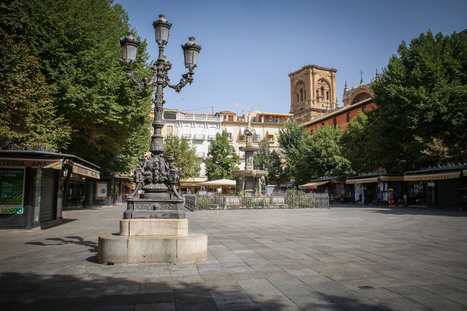 Granada se vacía en el puente de agosto