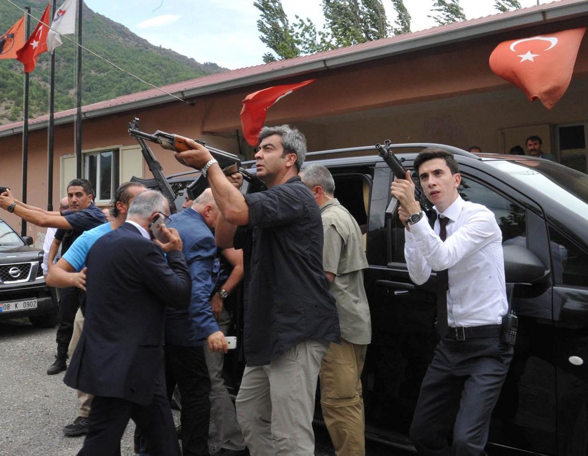 Vehículo de la principal oposición de Turquía Partido Republicano del Pueblo (CHP) líder Kemal Kılıçdaroğlu (no se ve) está custodiada por agentes de seguridad después de un ataque contra su convoy en la ciudad nororiental de Artvin, Turquía