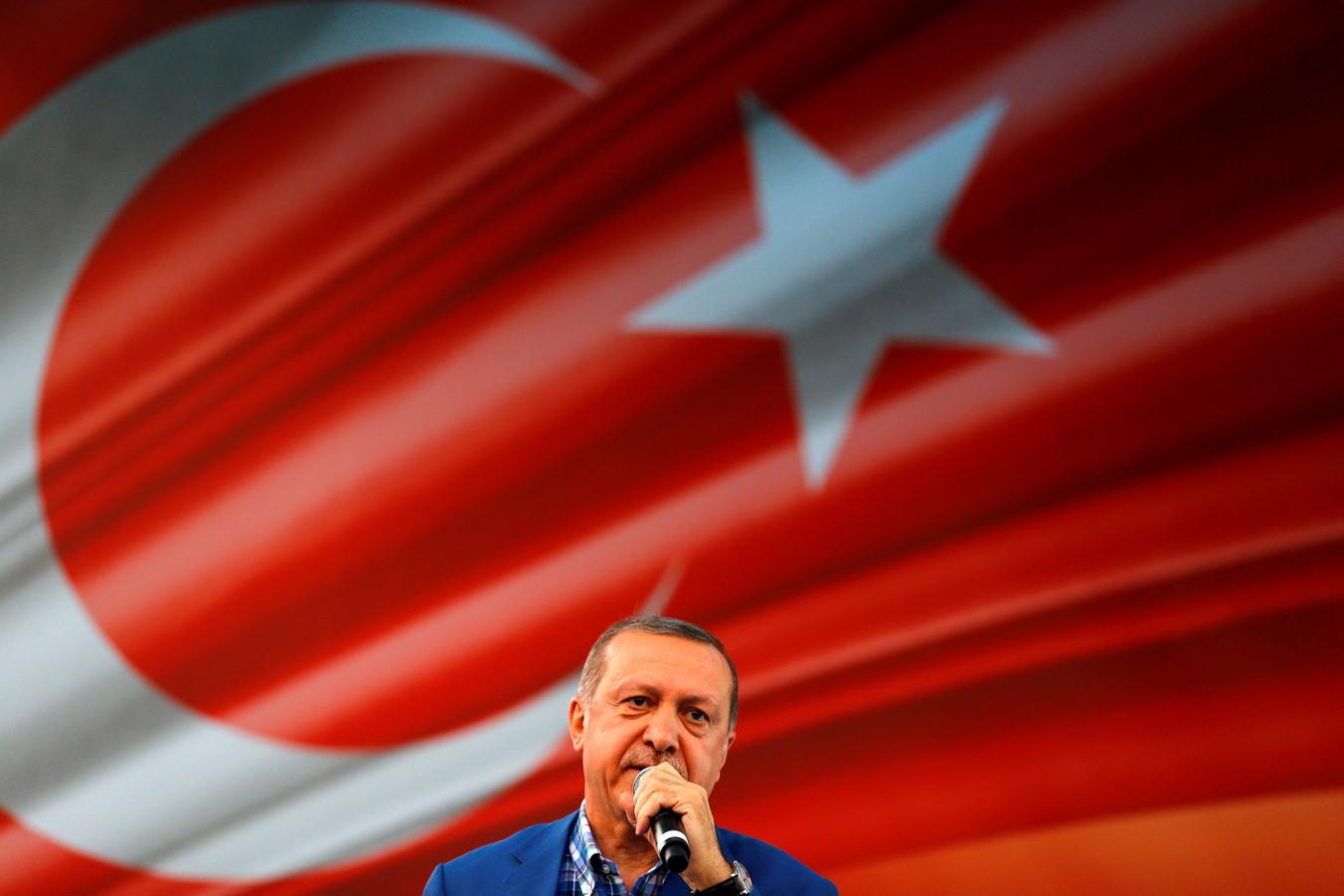 El presidente de Turquía, Tayyip Erdogan, habla durante la manifestación Estados solidaridad y hermandad en Gaziantep, Turquía