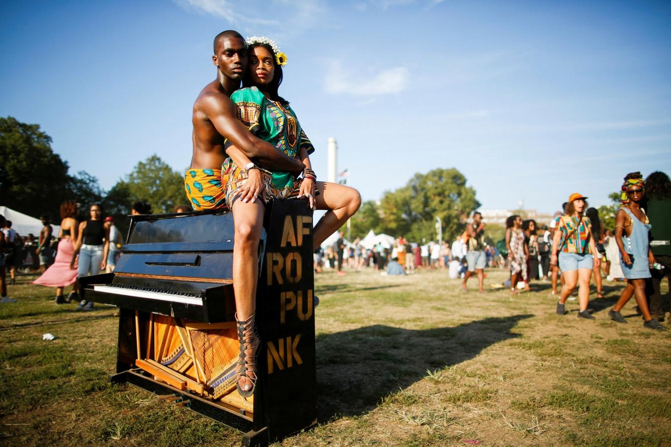 La gente toma parte en el festival anual de música Afropunk en el barrio de Brooklyn en Nueva York, EE.UU..