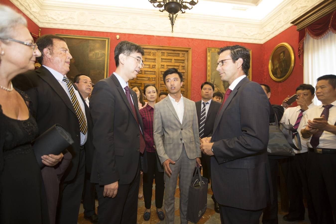 Mandatarios chinos visitan Granada