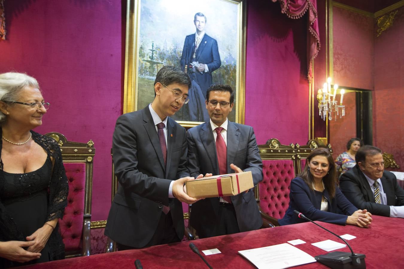 Mandatarios chinos visitan Granada