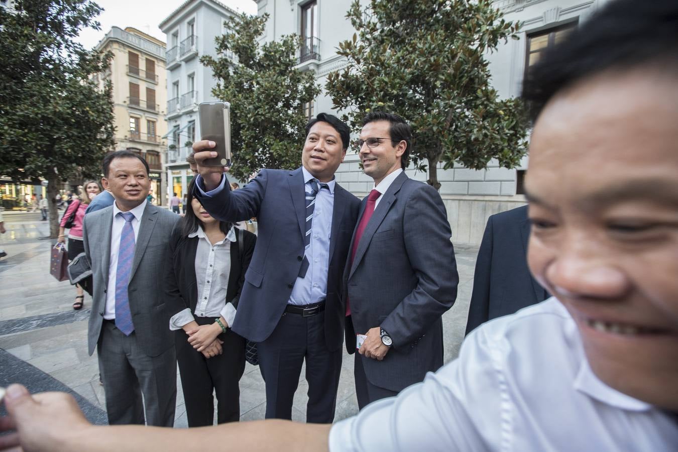 Mandatarios chinos visitan Granada