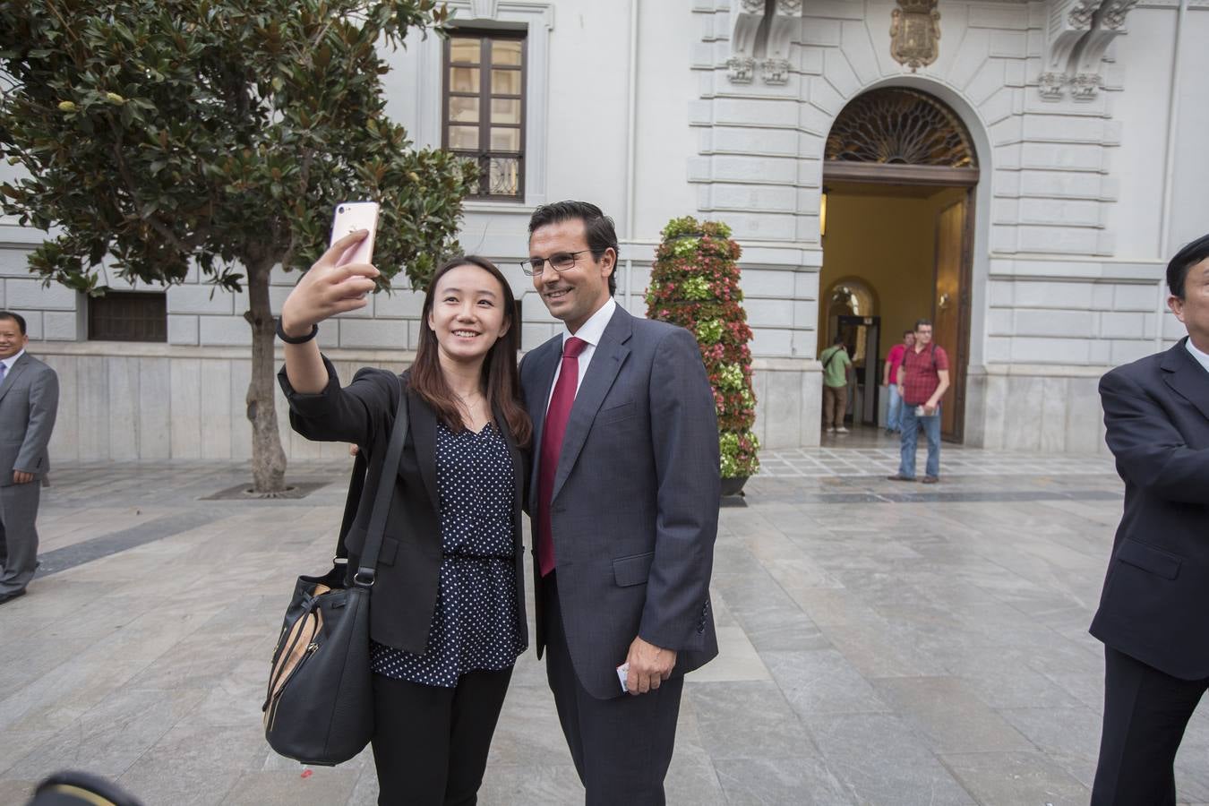 Mandatarios chinos visitan Granada