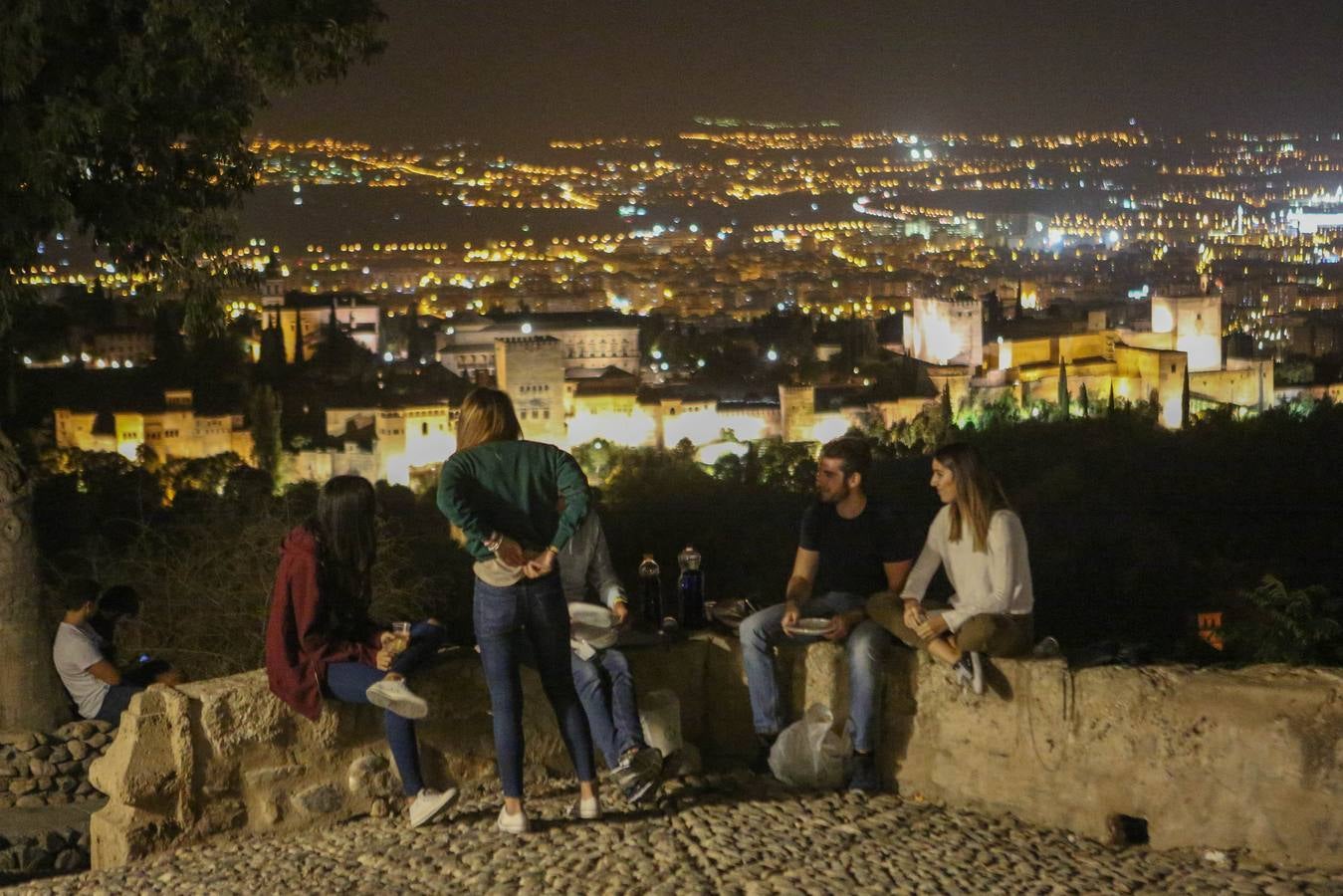 El &#039;microbotellón&#039; se dispersa por Granada