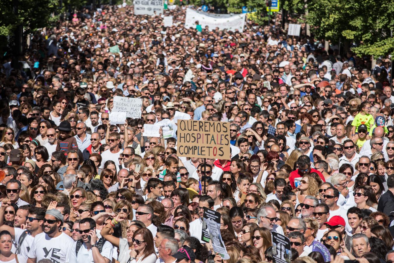 Granada se echa a la calle contra la fusión hospitalaria