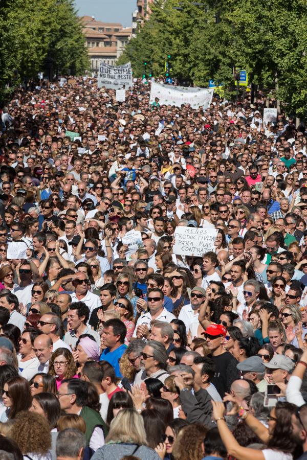 Granada se echa a la calle contra la fusión hospitalaria