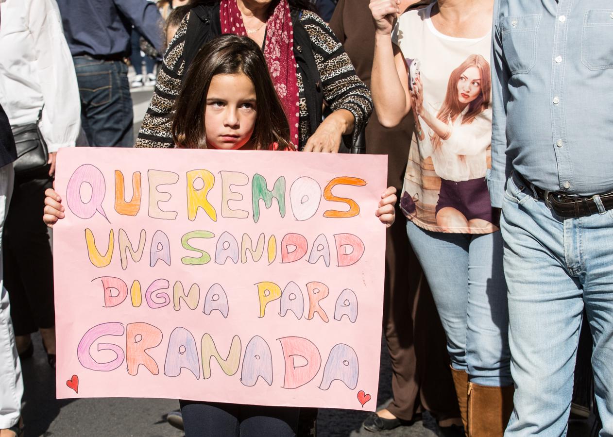 Granada se echa a la calle contra la fusión hospitalaria