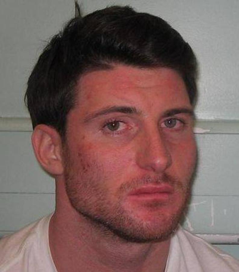 Shane O Brien. 28 años.. En busca y captura por Metropolitan Police como sospechoso de asesinato. En octubre de 2015, O?Brien se encontraba en una vinoteca de Middlesex con varios amigos. Se alega que O?Brien se acercó a un hombre llamado Josh Hanson que estaba con su novia en el bar, sacó un objeto del bolsillo de su abrigo y se lo clavó a Josh en el cuello. Josh fue declarado muerto en el lugar de los hechos. Hay una recompensa de 20.000 libras para la persona que facilite cualquier tipo de información que lleve a la detención y enjuiciamiento de O?Brien. Descripción: altura de 183 centímetros, constitución delgada, ojos grises y pelo corto, castaño. También tiene una marca en la cara y un tatuaje en la espalda: ?Shannon 15-04-06?. O?Brien también tiene vínculos con Dubái.