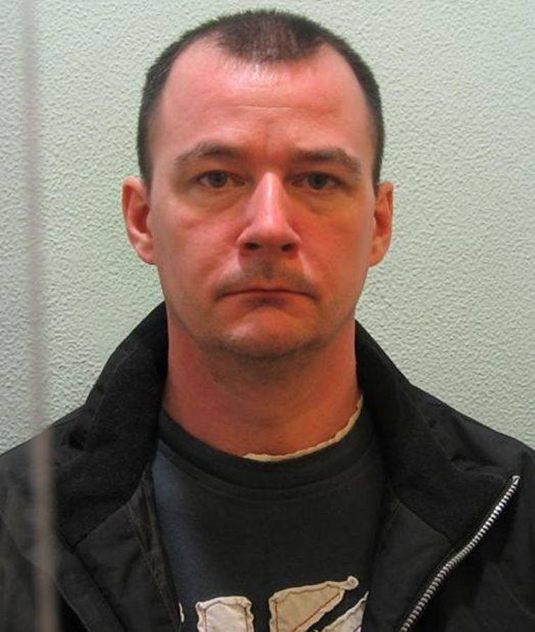 Matthew Sammon. 45 años.. En busca y captura por Metropolitan Police como sospechoso de elaborar y estar en posesión de imágenes obscenas de menores. El 24 de abril de 2014, se ejecutó una orden de búsqueda en su casa de Croydon, ya que los agentes de policía creían que se habían descargado imágenes obscenas de menores en un ordenador registrado en esa dirección. No se encontraba en la casa en esos momentos. Se confiscaron varios discos duros, ordenadores y dispositivos USB. Fue detenido el 28 de abril de 2014 y se le interrogó antes de que saliera en libertad provisional con la condición de regresar a la comisaría en una fecha posterior. No cumplió esta condición y se ordenó su busca y captura. Descripción: altura de 175 centímetros, pelo corto y castaño, constitución media, tiene un tenue acento londinense.