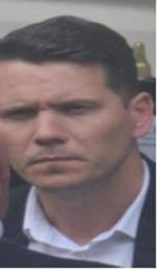 Jamie Acourt. 40 años.. En busca y captura por Metropolitan Police como sospechoso de conspirar para suministrar resina de cannabis entre el 1 de enero de 2014 y el 1 de febrero de 2016. Se cree que Acourt es uno de los principales miembros de un grupo de crimen organizado involucrado en el suministro a gran escala de cannabis. Descripción: altura de 173 centímetros, constitución atlética, complexión pálida, pelo castaño oscuro, ojos marrones y lleva gafas en ocasiones.