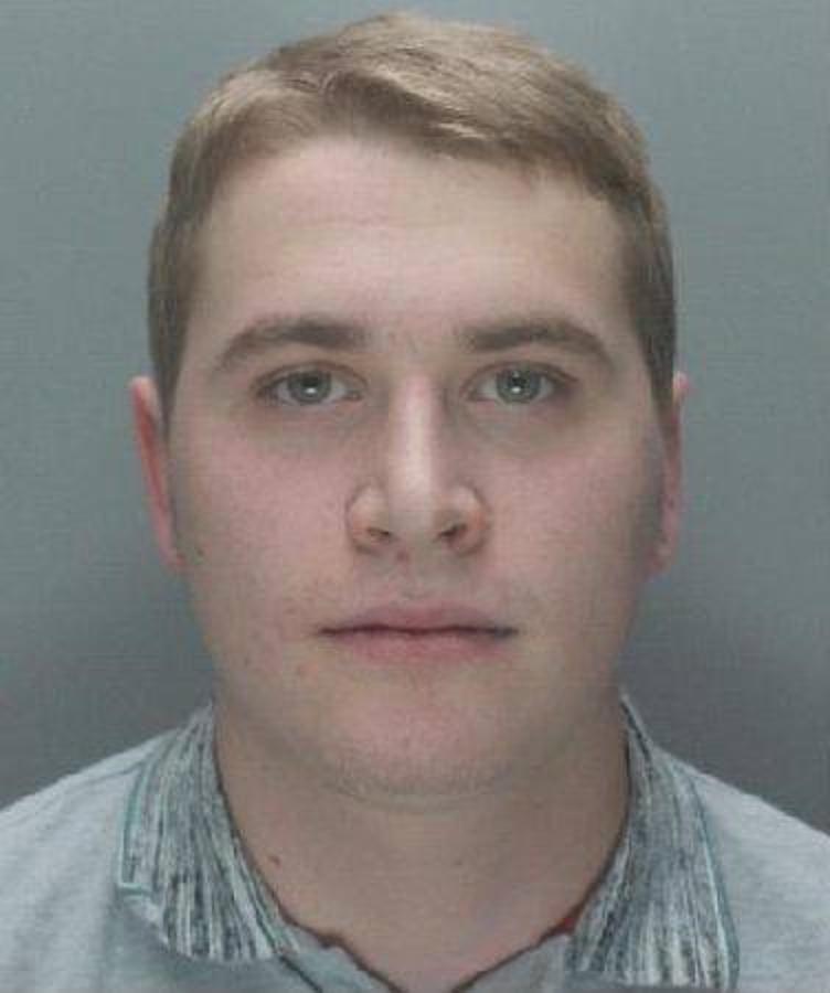 Dominic McInally. 25 años. En busca y captura por Merseyside Police como sospechoso de cometer conspiración para suministrar cocaína. McInally es el supuesto cabecilla de una banda de narcotráfico que contaba con embolsarse 1,25 millones de libras al mes. Miembros de la banda viajaron a la frontera entre Francia y Bélgica para recoger seis kilos de cocaína. El paquete, escondido en un compartimiento oculto dentro de un Seat León, fue interceptado por agentes de policía en la redada que efectuaron cerca de Crosby en enero de 2014. Cinco de los miembros del grupo han sido condenados por un total de 48 años. Descripción: altura de 178 centímetros, pelo rubio.