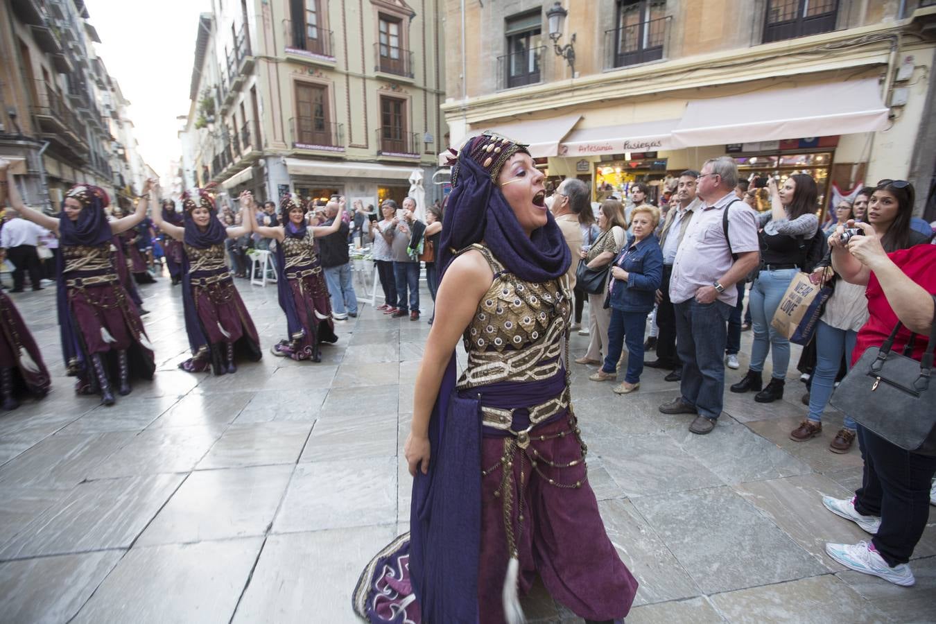 Desfile de moros y cristianos por las calles de Granada