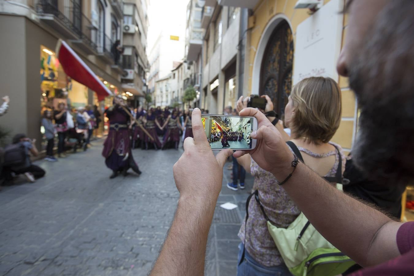 Desfile de moros y cristianos por las calles de Granada