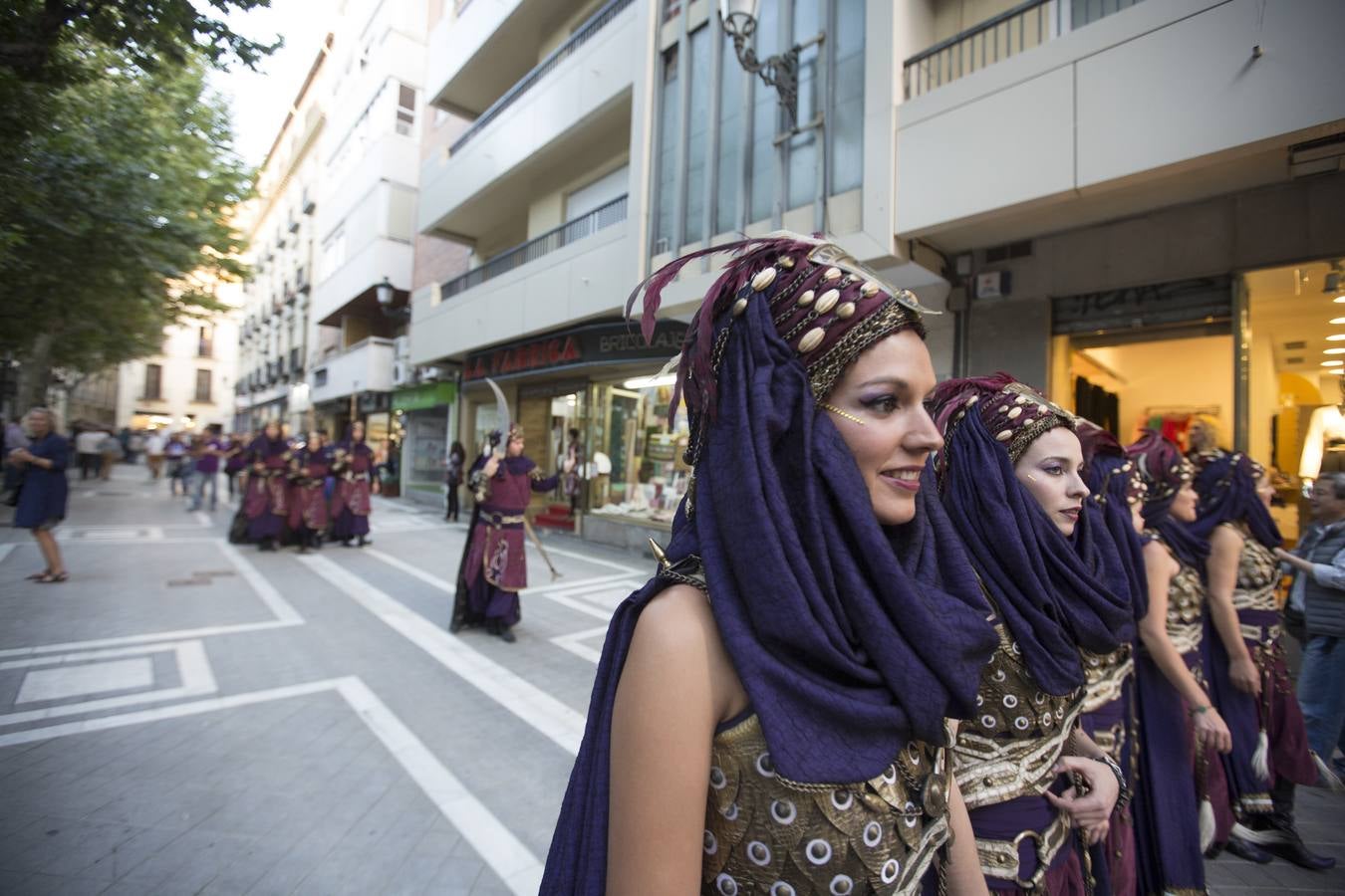 Desfile de moros y cristianos por las calles de Granada