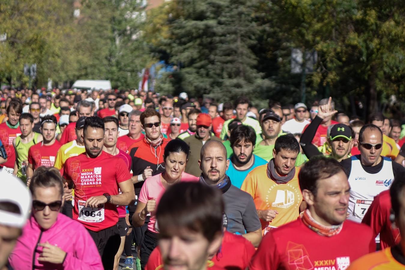 Miles de participantes en la Media Maratón de Granada