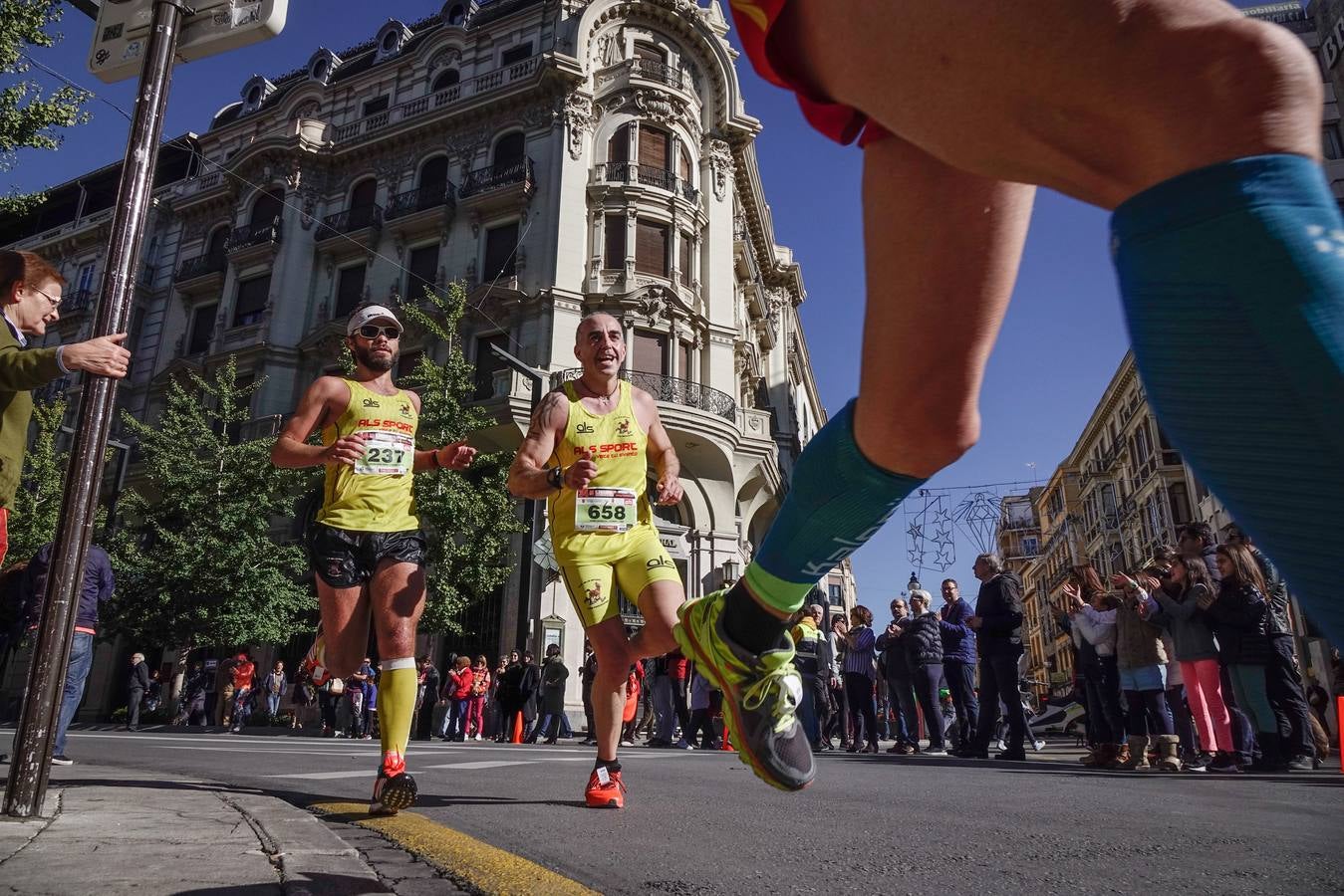 Miles de participantes en la Media Maratón de Granada