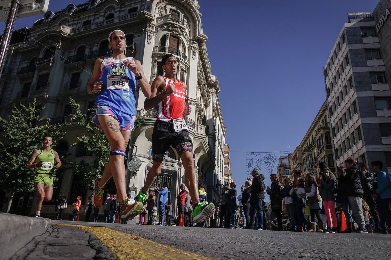 Miles de participantes en la Media Maratón de Granada