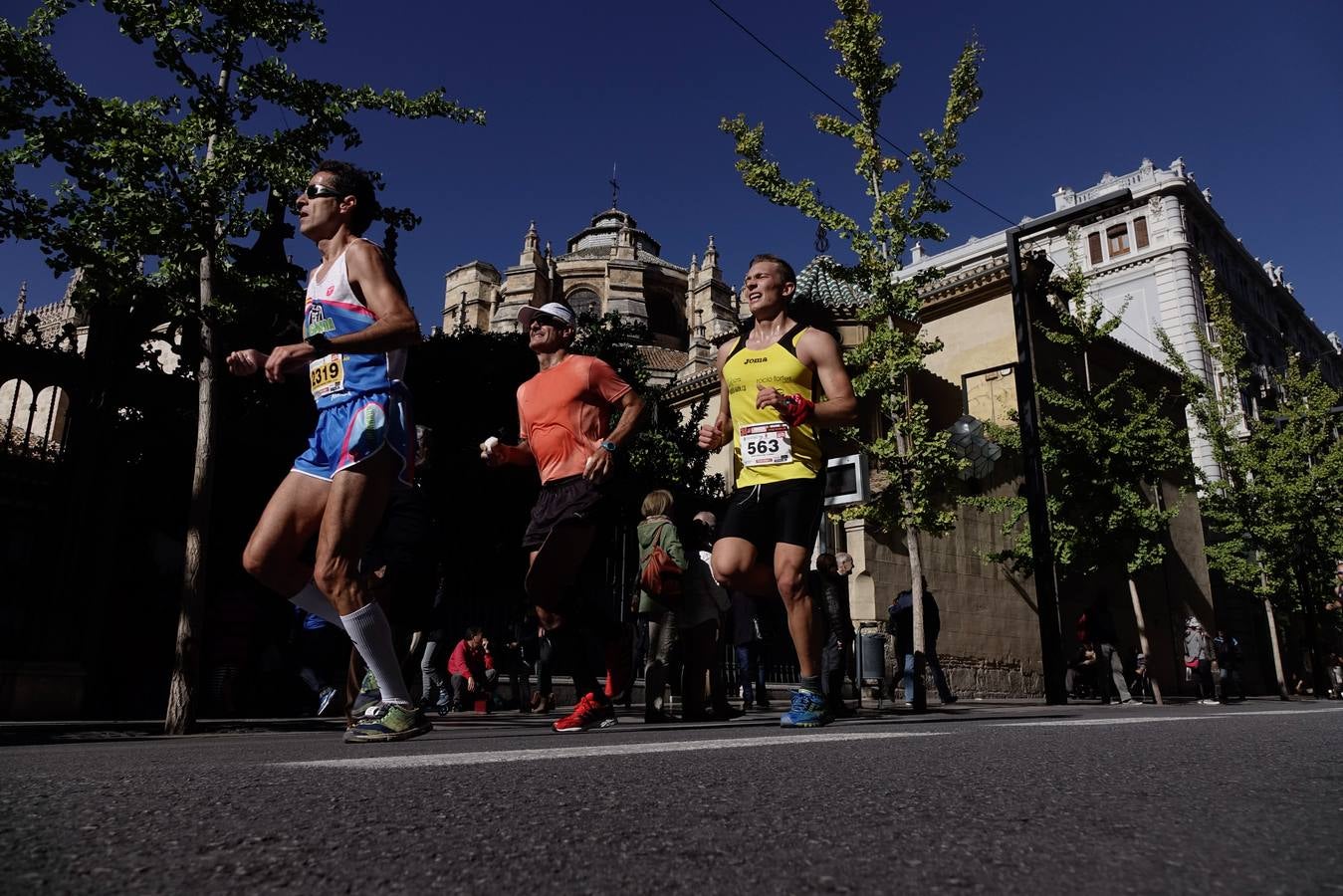 Miles de participantes en la Media Maratón de Granada