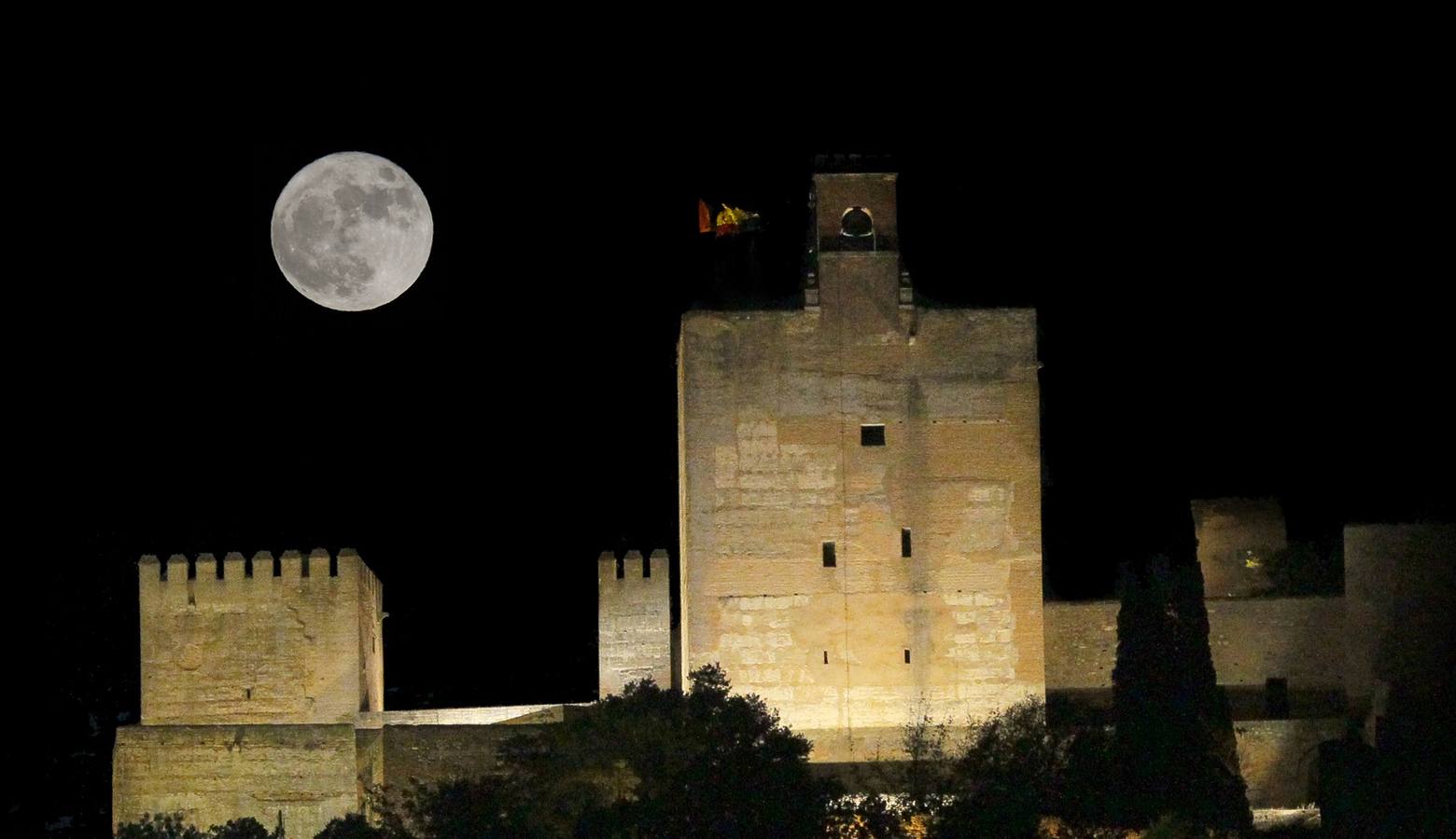 La &#039;superluna&#039; seduce a Granada