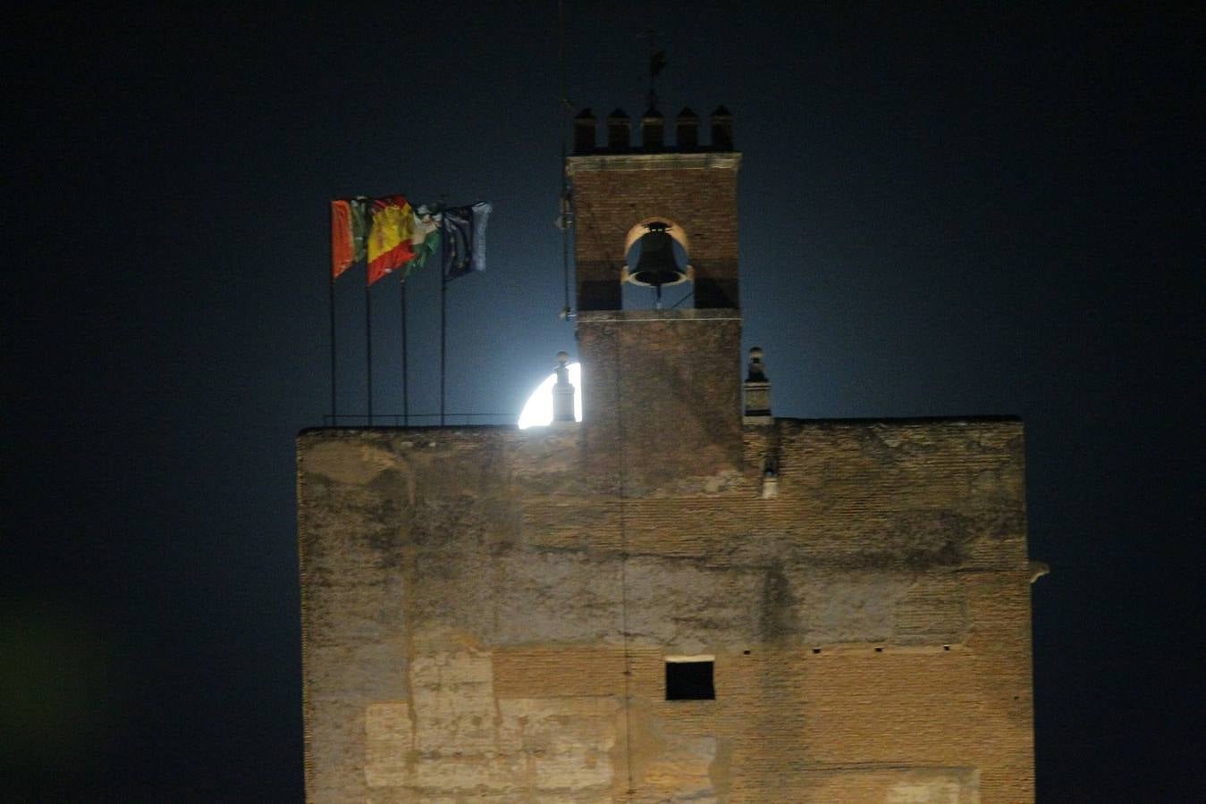 La &#039;superluna&#039; seduce a Granada