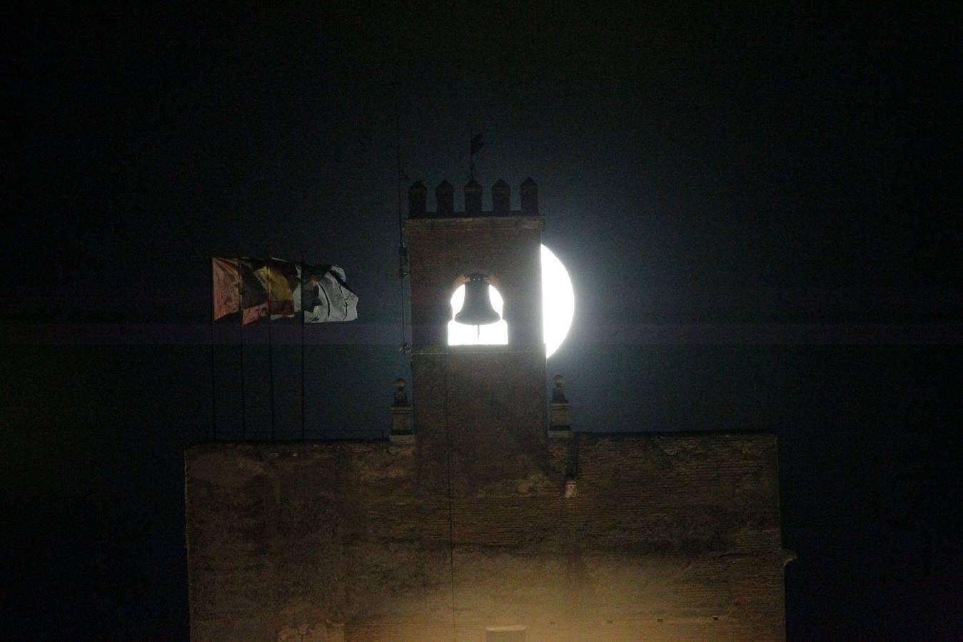 La &#039;superluna&#039; seduce a Granada