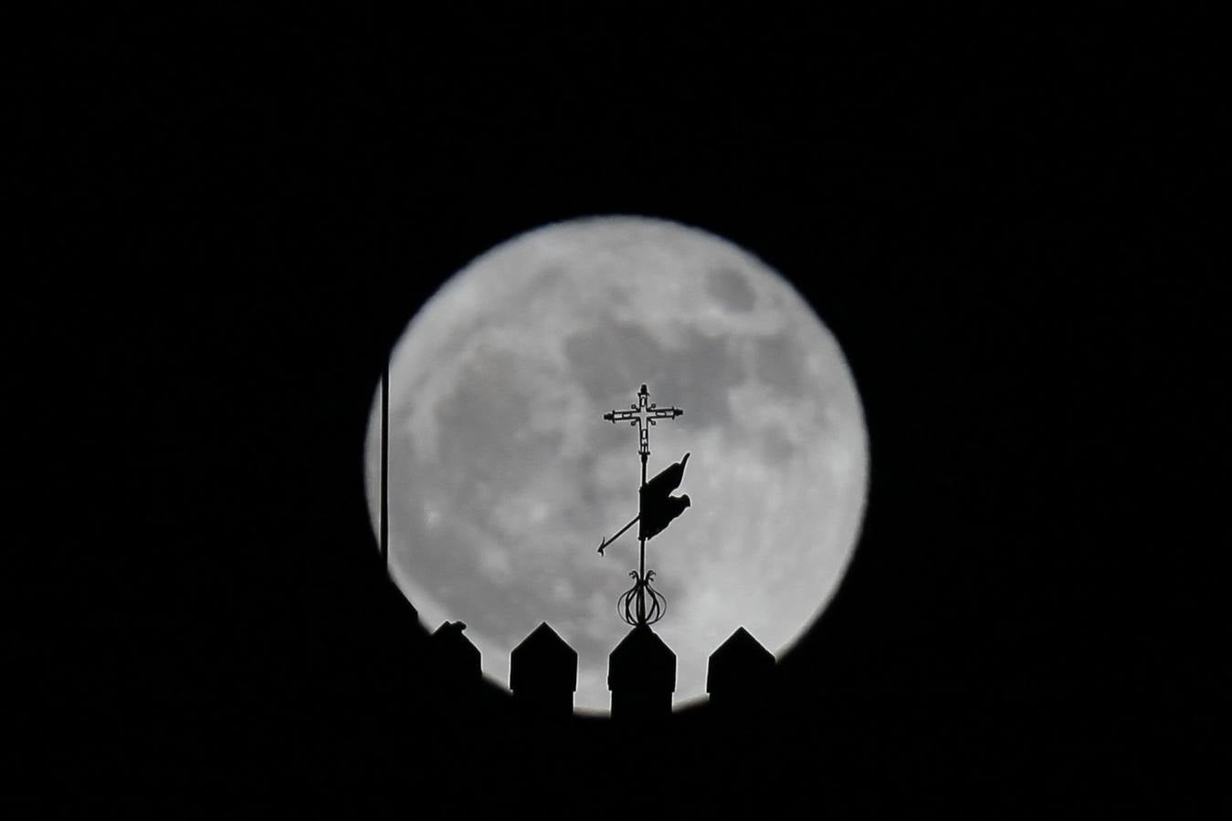 La &#039;superluna&#039; seduce a Granada