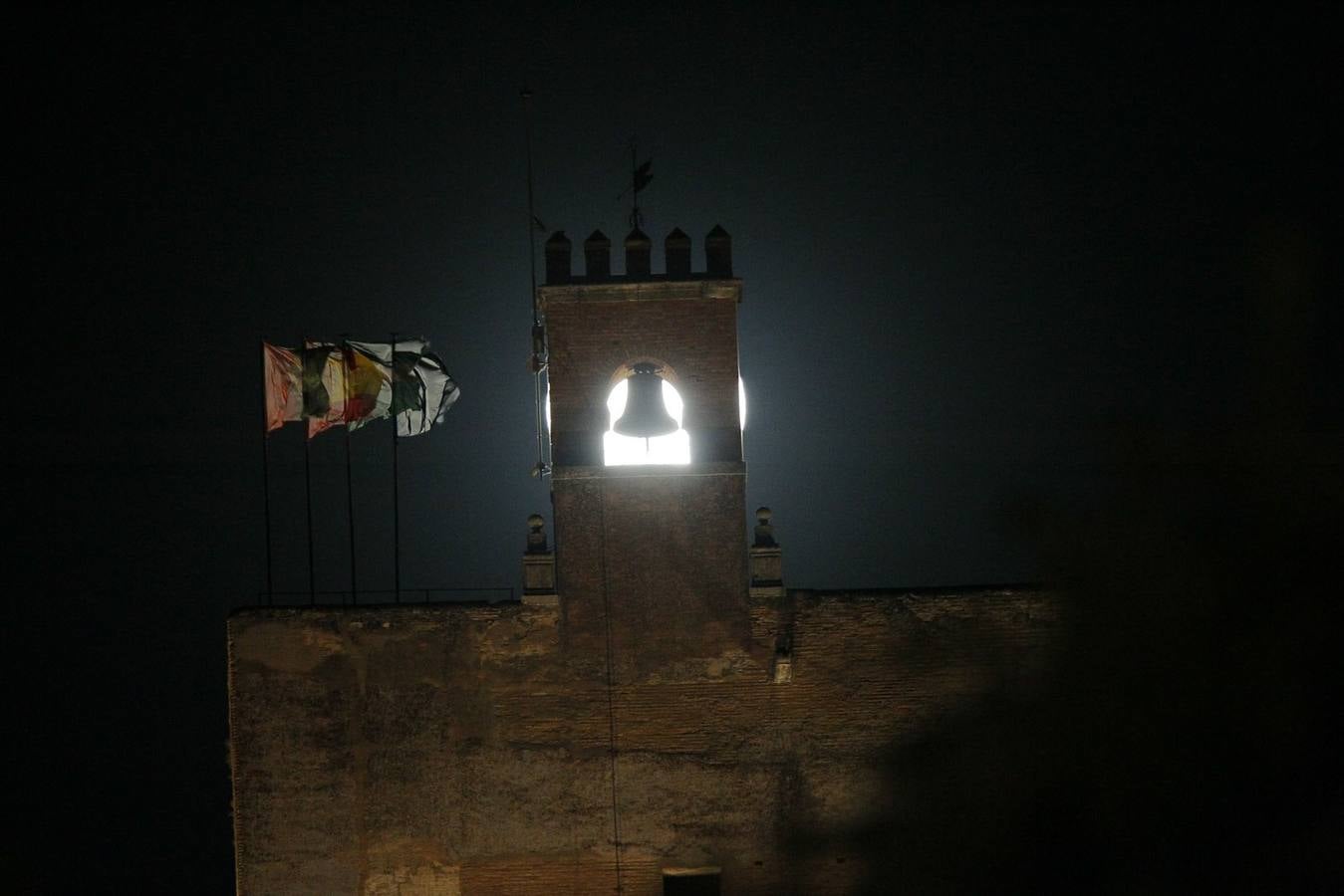 La &#039;superluna&#039; seduce a Granada