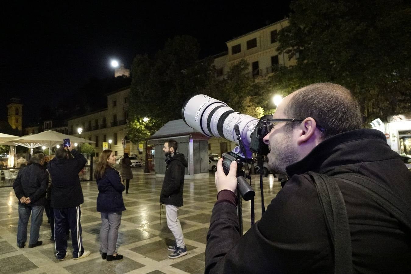 La &#039;superluna&#039; seduce a Granada