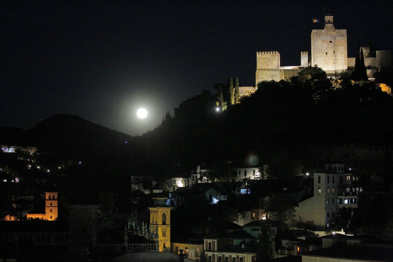 La &#039;superluna&#039; seduce a Granada